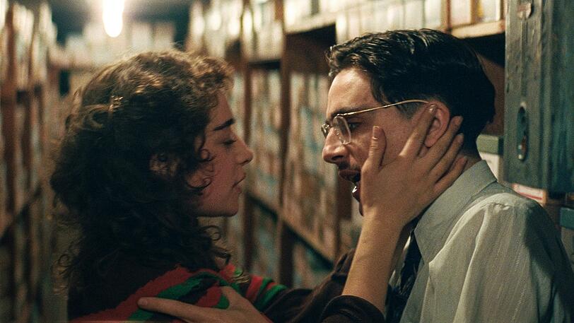 Hat er sie geschw&auml;ngert? Timoth&eacute;e Chalamet und Odessa A&rsquo;zion treiben es als Liebespaar zwischen den Lagerregalen des Schuhgesch&auml;fts.