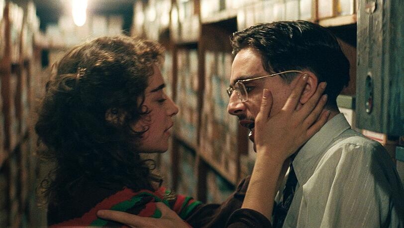 Hat er sie geschw&auml;ngert? Timoth&eacute;e Chalamet und Odessa A&rsquo;zion treiben es als Liebespaar zwischen den Lagerregalen des Schuhgesch&auml;fts.