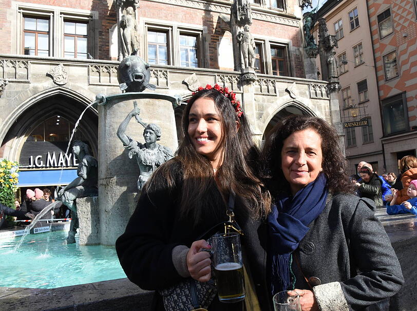 Arabella Schörghuber (rechts) mit ihrer Tochter Ramona Pongratz an einem Aschermittwoch am Fischbrunnen am Marienplatz. Einst haben ihre Eltern das Arabellahaus nach ihr benannt. Arabella Schörghuber (rechts) mit ihrer Tochter Ramona Pongratz an einem Aschermittwoch am Fischbrunnen am Marienplatz. Einst haben ihre Eltern das Arabellahaus nach ihr benannt.