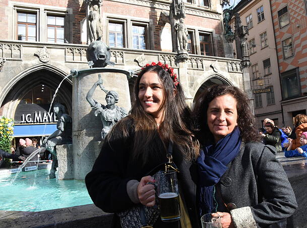 Arabella Schörghuber (rechts) mit ihrer Tochter Ramona Pongratz an einem Aschermittwoch am Fischbrunnen am Marienplatz. Einst haben ihre Eltern das Arabellahaus nach ihr benannt. Arabella Schörghuber (rechts) mit ihrer Tochter Ramona Pongratz an einem Aschermittwoch am Fischbrunnen am Marienplatz. Einst haben ihre Eltern das Arabellahaus nach ihr benannt.