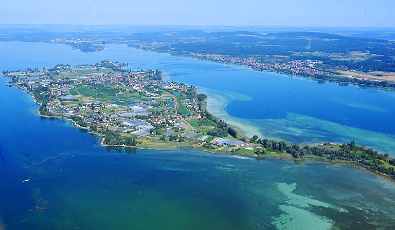 So sieht es dort aktuell nicht aus: Ein Luftbild von der Insel Reichenau ohne Niedrigwasser.
