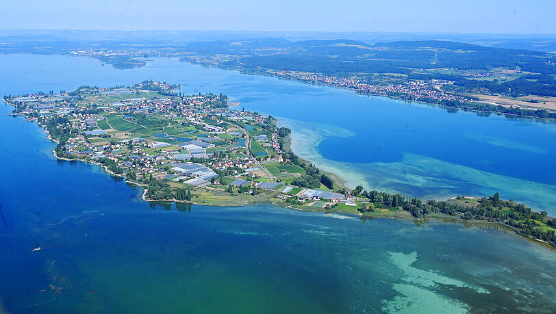 So sieht es dort aktuell nicht aus: Ein Luftbild von der Insel Reichenau ohne Niedrigwasser. So sieht es dort aktuell nicht aus: Ein Luftbild von der Insel Reichenau ohne Niedrigwasser.