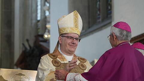 Christian W&uuml;rtz (l.) tr&auml;gt einen besonderen Schulterschmuck, das Rationale.