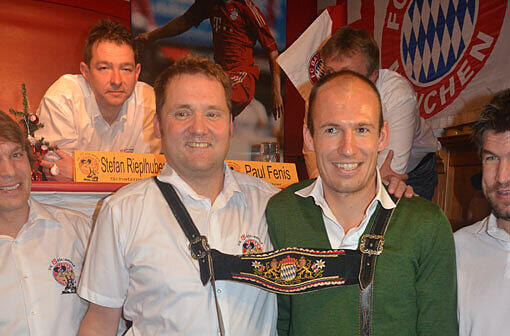 Sie ließen's krachen: Arjen Robben bei den Bayern-Fans in Höslwang.