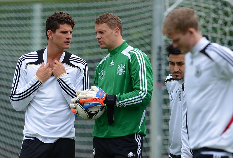 Die deutsche Fußball-Nationalmannschaft fliegt in den Sommer. Im Gegensatz ihrem EM-Wohnort Danzig herrschen im ukrainischen Charkow, wo die DFB-Elf an diesem Mittwoch in ihrem zweiten Gruppenspiel auf die Niederlande trifft, seit Tagen Temperaturen von mehr als 30 Grad.