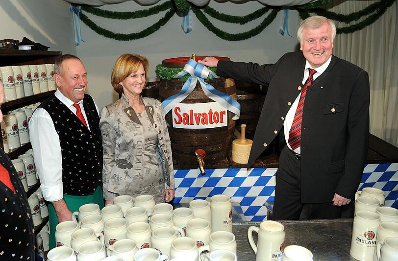 Der bayerische Ministerpräsident Horst Seehofer (CSU, r-l), seine Frau Karin und ein Schankkellner beim traditionellen "Politiker-Derblecken"