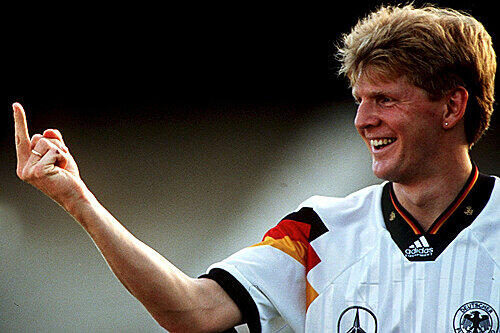 ...wurde fast so berühmt wie der von Stefan Effenberg. Er hatte die Geste bei der WM 1994 den deutschen Fans gezeigt, die ihn beim 3:2 gegen Südkorea ausgepfiffen hatten. Trainer Berti Vogts warf Effe darauf aus der Mannschaft. Aber den Mittelfinger...