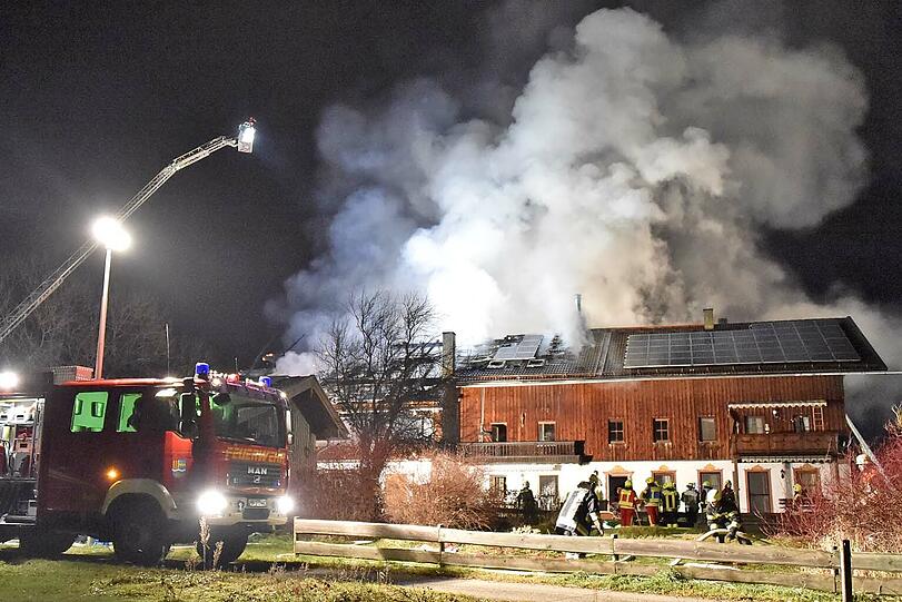 Die Löscharbeiten an dem Anwesen dauerten fast die komplette Nacht an.