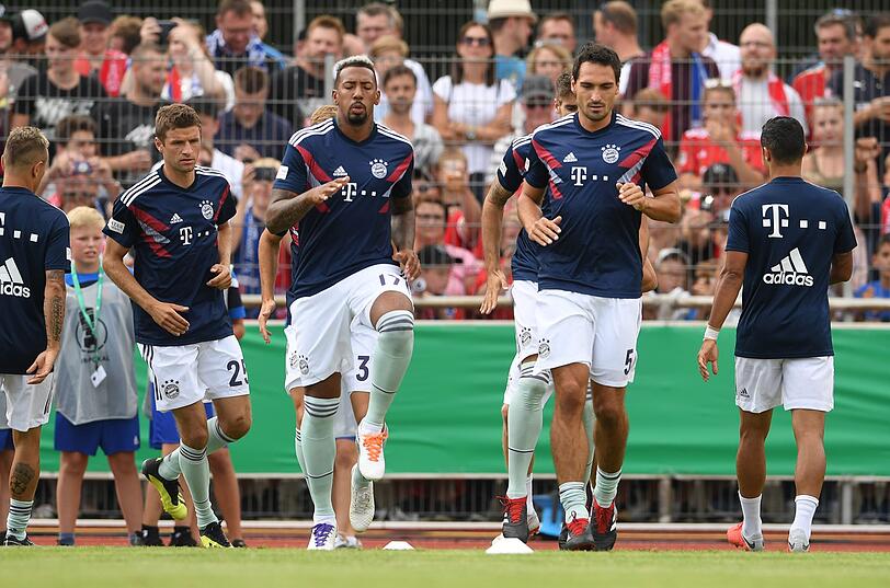 Der FC Bayern müht sich zu einem 1:0 Sieg gegen den Provinzclub SV Drochtersen.