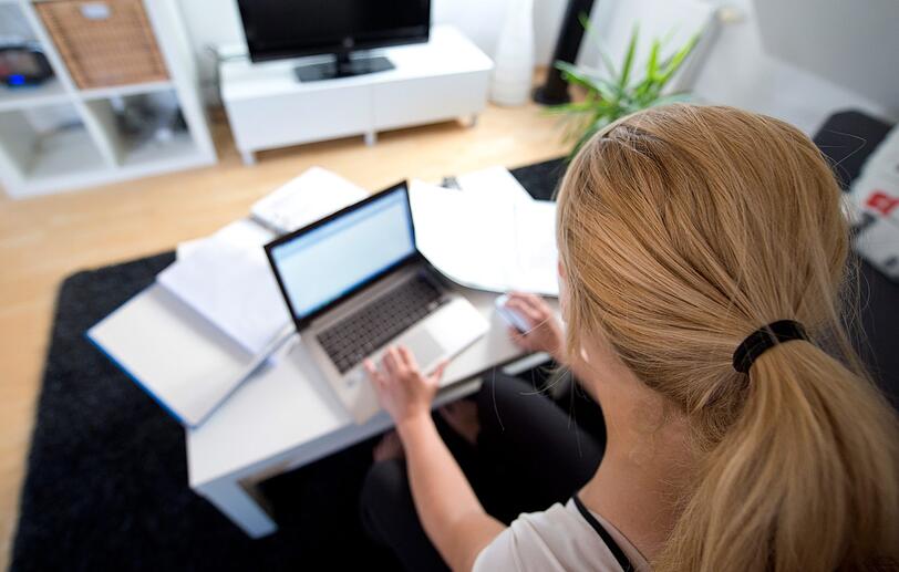 Wer in der Arbeit viel am PC sitzt, sollte in der Pause rausgehen und sich bewegen.