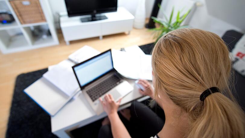 Wer in der Arbeit viel am PC sitzt, sollte in der Pause rausgehen und sich bewegen. Wer in der Arbeit viel am PC sitzt, sollte in der Pause rausgehen und sich bewegen.
