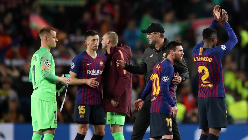 Jürgen Klopp gratuliert den Spielern des FC Barcelona zum Sieg. Jürgen Klopp gratuliert den Spielern des FC Barcelona zum Sieg.