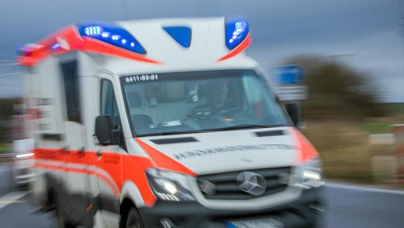 Ein Rettungswagen mit Blaulicht. Foto: Jens Büttner/Archiv Ein Rettungswagen mit Blaulicht. Foto: Jens Büttner/Archiv
