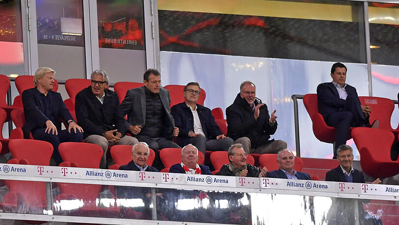 Die Chefetage des FC Bayern beim Bundesliga-Auftakt gegen Schalke in der Münchner Allianz Arena.