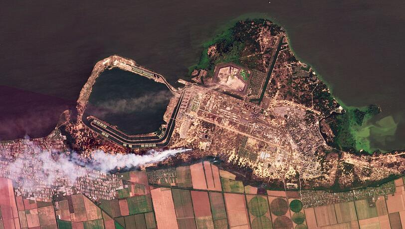 Satellitenbilder von Planet Labs PBC zeigen Rauch, der von Bränden im Kernkraftwerk Saporischschja aufsteigt.