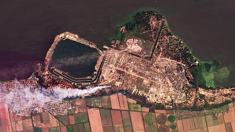 Satellitenbilder von Planet Labs PBC zeigen Rauch, der von Bränden im Kernkraftwerk Saporischschja aufsteigt.
