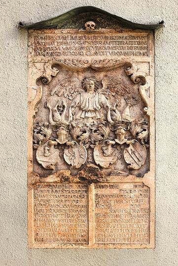 Memento mori: eine alte Grabtafel am Alten Peter.