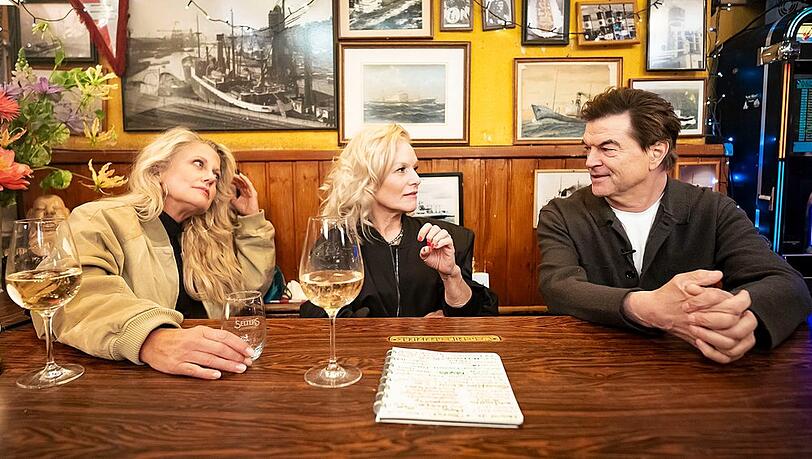 Ina Müller (m.) begrüßt zunächst Moderatorin Barbara Schöneberger (l.) und Campino im "Schellfischposten". Ina Müller (m.) begrüßt zunächst Moderatorin Barbara Schöneberger (l.) und Campino im "Schellfischposten".