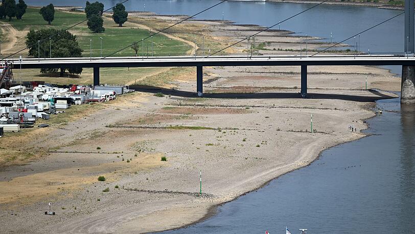 Für den Schiffsverkehr wird der niedrige Wasserstand im Rhein zunehmend zum Problem. Für den Schiffsverkehr wird der niedrige Wasserstand im Rhein zunehmend zum Problem.