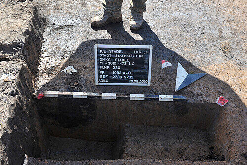 Zentimeter für Zentimeter in die fränkische Urgeschichte: Reste der 7000 Jahre alten Siedlung auf der ICE-Baustelle bei Bad Staffelstein.