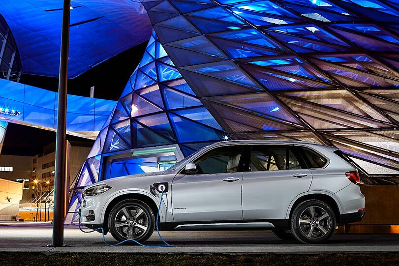BMW bringt mit dem X5 xDrive40e den ersten Plug-in-Hybrid der Kernmarke. Die Kombination aus Benziner und E-Motor leistet 313 PS.