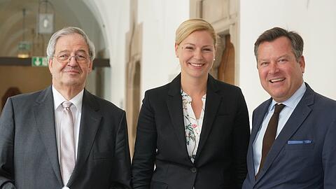 Stephanie Jacobs zusammen mit Bürgermeister Josef Schmid (r.).