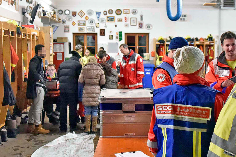 Im Feuerwehrhaus in Irschenberg wurden die Flüchtlinge medizinisch versorgt.