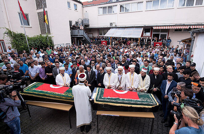 In der Trauer vereint: Die türkisch-islamische Gemeinde hat der Opfer des OEZ-Amokläufers gedacht - die Bilder.