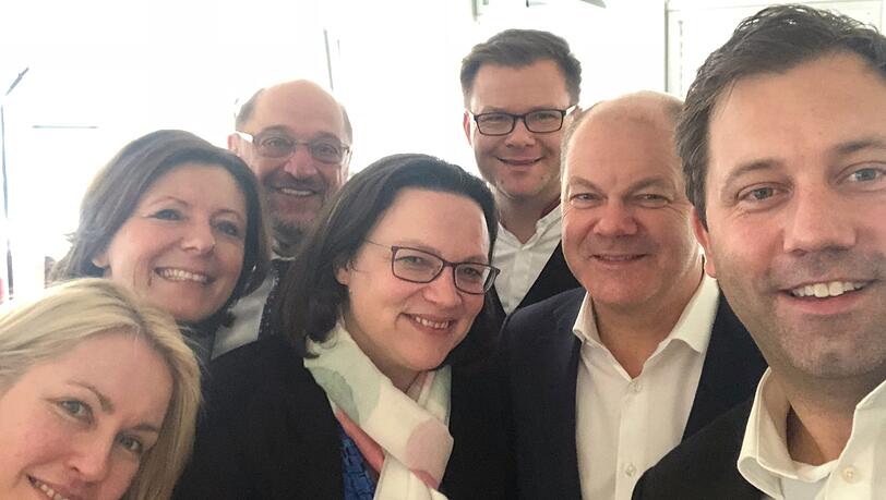 Ein von der SPD zur Vefügung gestelltes Bild zeigt die Ministerpräsidentin von Meckelenburg-Vorpommern, Manuela Schwesig (l-r), die Ministerpräsidentin von Rheinland-Pfalz, Malu Dreyer, den SPD-Vorsitzenden Martin Schulz, die SPD-Fraktionsvorsitzende im Bundestag, Andrea Nahles, Carsten Schneider, erster Parlamentarischer Geschäftsführer der SPD-Bundestagsfraktion, den Ersten Bürgermeister von Hamburg, Olaf Scholz, Lars Klingbeil, Generalsekretär der SPD, bei den Koalitionsverhandlungen von CDU, CSU und SPD. Ein von der SPD zur Vefügung gestelltes Bild zeigt die Ministerpräsidentin von Meckelenburg-Vorpommern, Manuela Schwesig (l-r), die Ministerpräsidentin von Rheinland-Pfalz, Malu Dreyer, den SPD-Vorsitzenden Martin Schulz, die SPD-Fraktionsvorsitzende im Bundestag, Andrea Nahles, Carsten Schneider, erster Parlamentarischer Geschäftsführer der SPD-Bundestagsfraktion, den Ersten Bürgermeister von Hamburg, Olaf Scholz, Lars Klingbeil, Generalsekretär der SPD, bei den Koalitionsverhandlungen von CDU, CSU und SPD.