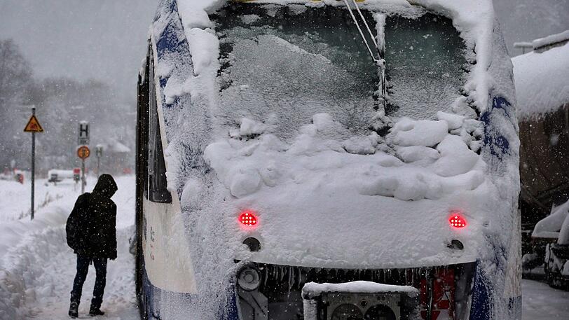 Ein Triebwagen der Regionalbahn Augsburg-Schongau im vergangenen Jahr, mit Eis und Schnee überzogen.