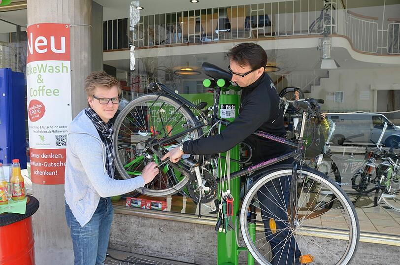 An einer Klemmvorrichtung wie in der Müllerstraße geht vieles leichter: AZ-Reporter Tim Wessling (links) bei der Radl-Arbeit.
