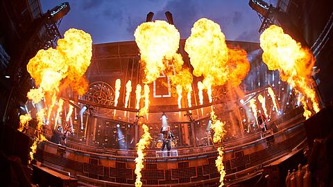 Rammstein bieten eine Show mit viel Pyrotechnik – eigentlich perfekt für eine Silvesterveranstaltung.