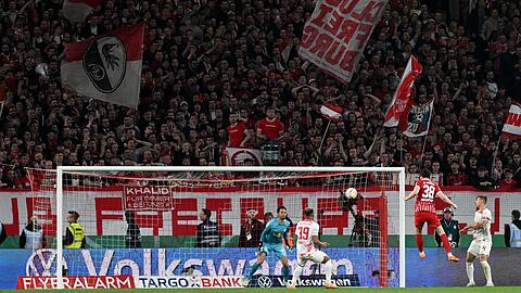 Der SC Freiburg kam durch Michael Gregoritsch (2.vr) nur noch zum 1:4.