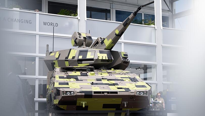 Der Rüstungskonzern MBDA will den Flugabwehrpanzer Skyranger 30 für die Bundeswehr mit einer speziellen Drohnenabwehr ausstatten. (Archivfoto) Der Rüstungskonzern MBDA will den Flugabwehrpanzer Skyranger 30 für die Bundeswehr mit einer speziellen Drohnenabwehr ausstatten. (Archivfoto)