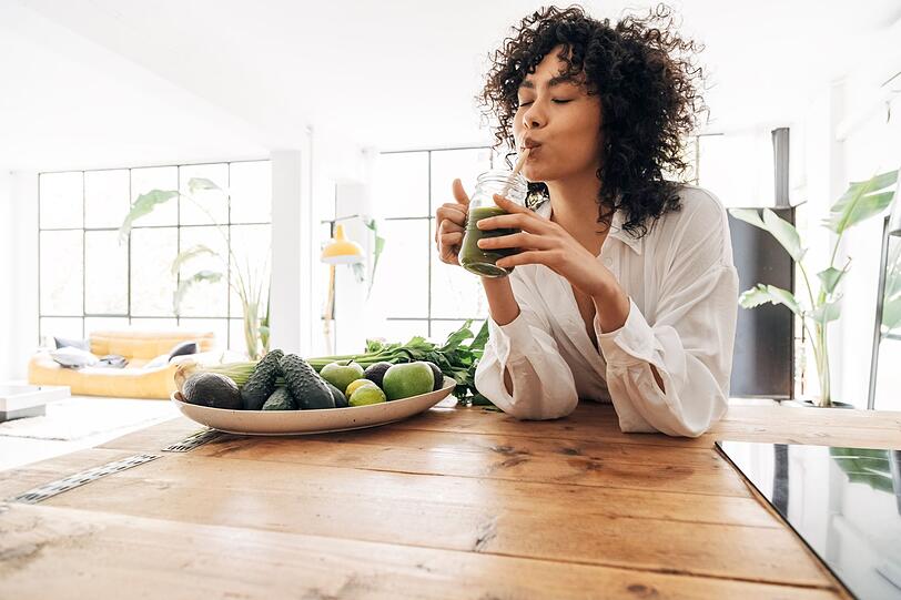 Vorsicht: Zu viel Gemüse und Obst kann Magen und Darm vor allem von Smoothie-Anfängern belasten. Deshalb sollten Smoothies langsam und gut eingespeichelt getrunken werden. Die Portionen können nach und nach gesteigert werden, um den Darm nicht zu strapazieren. Zu viel Blattgrün führt zu Verdauungsproblemen. Vorsicht: Zu viel Gemüse und Obst kann Magen und Darm vor allem von Smoothie-Anfängern belasten. Deshalb sollten Smoothies langsam und gut eingespeichelt getrunken werden. Die Portionen können nach und nach gesteigert werden, um den Darm nicht zu strapazieren. Zu viel Blattgrün führt zu Verdauungsproblemen.