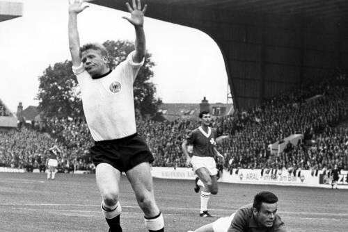 Helmut Haller als Torschütze bei der WM 1966 gegen die Schweiz.