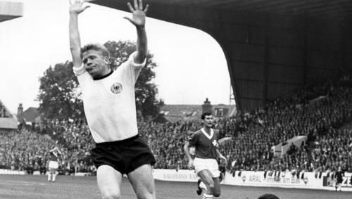 Helmut Haller als Torschütze bei der WM 1966 gegen die Schweiz. Helmut Haller als Torschütze bei der WM 1966 gegen die Schweiz.