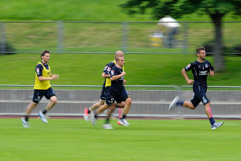 Sprinten steht bei den Löwen auf dem Programm: So hart schuften die Spieler im Trainingslager in Oberstaufen.