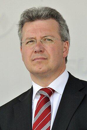 Aber auch Schwaben-Chef Markus Ferber (48) drängt ins Kabinett. Der Chef der CSU-EU-Abgeordneten liebäugelt mit dem Wirtschaftsministerium. Auch er hat etwas vorzuweisen. Obwohl die dreistesten Fälle der Verwandten-Affäre Schwaben betrafen, legte seine CSU noch zu und übertrifft mit 49,4 Prozent die Oberbayern (47,1 Prozent), deren Chefin Ilse Aigner ist.