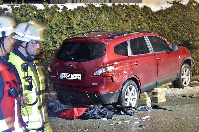 Unschöne Szenen spielten sich bei einem Unfall in Poing ab: Einer Frau wurden die Beine komplett zertrümmert.