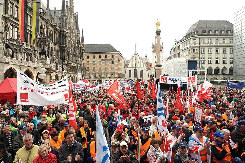 Tausende Münchner kamen am Sonntag mit Fahnen und Plakaten auf den Marienplatz.