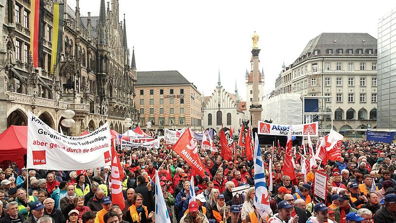 Tausende Münchner kamen am Sonntag mit Fahnen und Plakaten auf den Marienplatz. Tausende Münchner kamen am Sonntag mit Fahnen und Plakaten auf den Marienplatz.