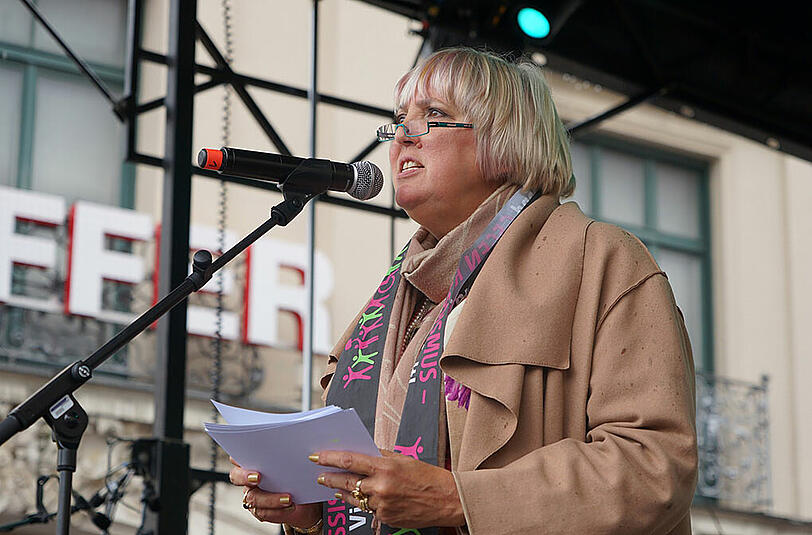 Die Bilder von der Münchner Menschenkette gegen Rassismus, hier mit Claudia Roth.