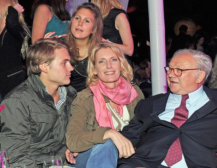 Familienglück: Verleger Hubert Burda (r) mit seiner Frau Maria Furtwängler-Burda (2.v.r.) und seinen Kindern Jacob (l) und Elisabeth in München.