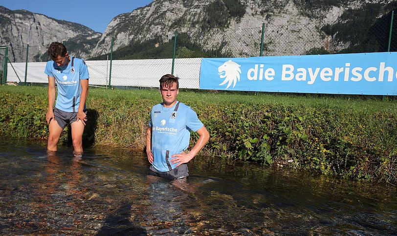 Löwen-Coach Bierofka ließ seine Mannschaft am Ankunftstag gleich nochmal ordentlich schwitzen - dafür gab's zur Belohnung ein Bad im Bach