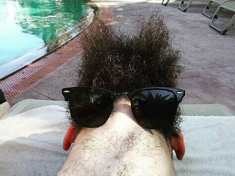 Mal wieder ein neuer Trend auf Instagram: Unter #beardsfrombelow posten Männer ihre seltsamen Bartgesichter.
