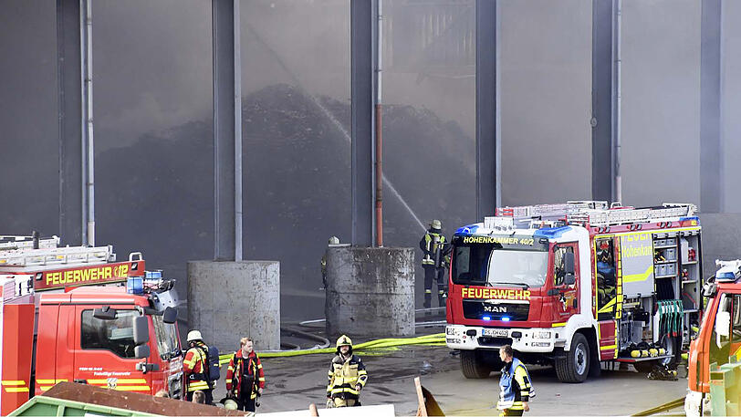 Massive Rauchentwicklung durch brennenden Müll: Szenen vom Großeinsatz in Hohenkammer.
