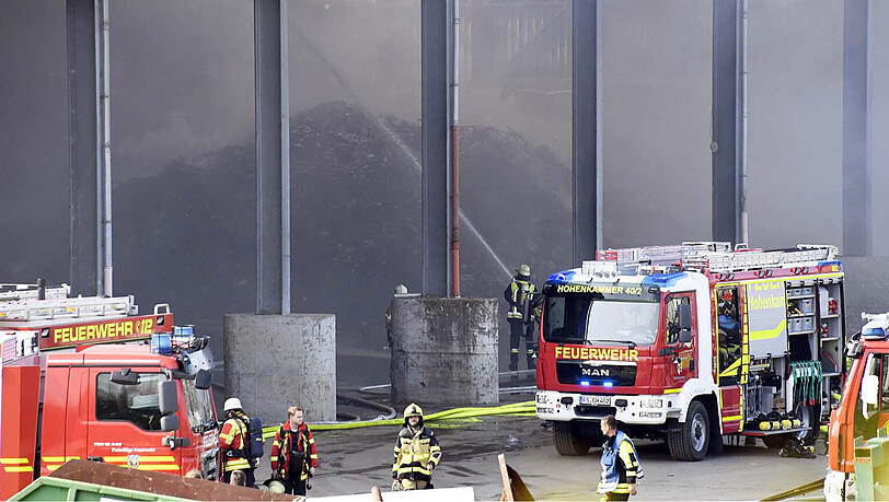 Massive Rauchentwicklung durch brennenden Müll: Szenen vom Großeinsatz in Hohenkammer. Massive Rauchentwicklung durch brennenden Müll: Szenen vom Großeinsatz in Hohenkammer.