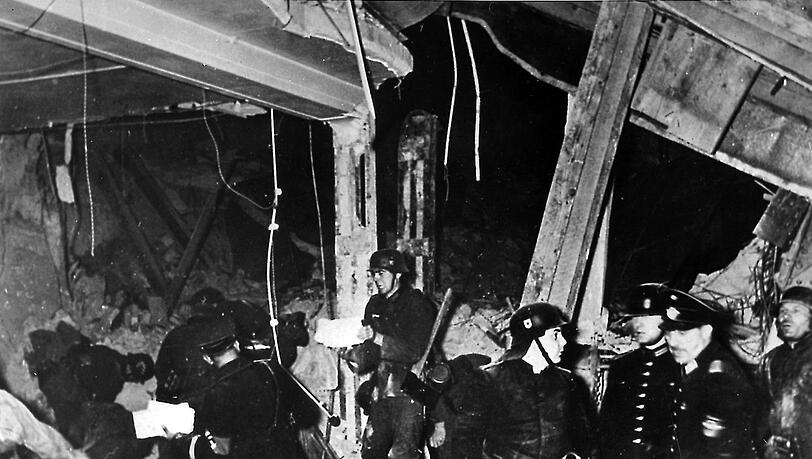 Kurz nach dem Attentat: Hitler entging dem Anschlag. Er war früher gegangen als geplant. Kurz nach dem Attentat: Hitler entging dem Anschlag. Er war früher gegangen als geplant.