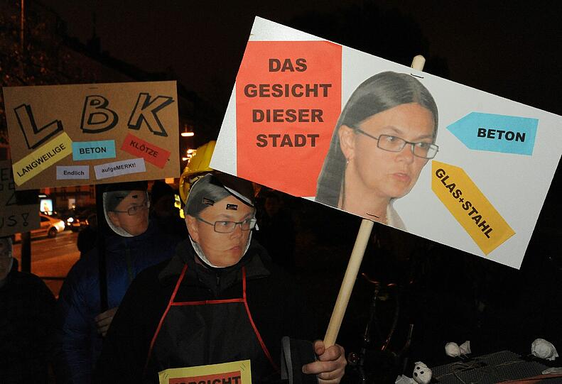 Mit gruseligen Horror-Masken demonstrierten rund 100 Münchner gegen Miet- und Wohnwahnsinn und gegen immer neue Luxusprojekte. Auch die Stadtbaurätin wurde auf einem Transparent angegangen.